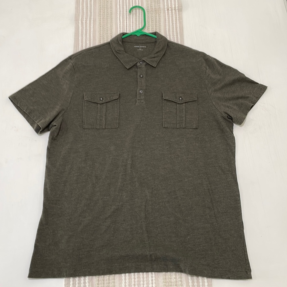 Banana Republic brown two-pocket polo. Men’s XL. 50/50 cotton/poly. Great cond.